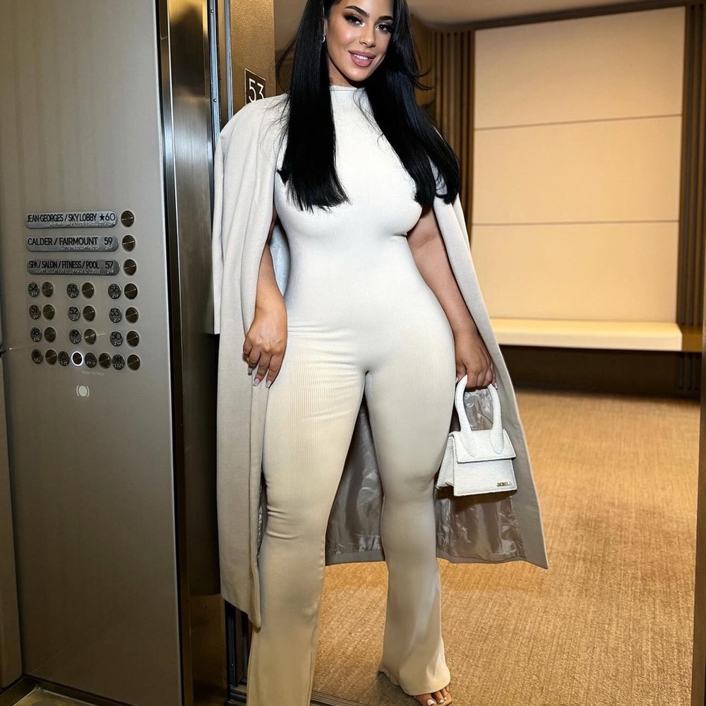 Sleeveless jumpsuit with zipper and stretch